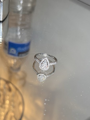 Beaverbrooks 9ct white gold - 9ct,