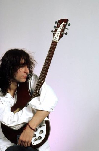 Peter buck rem - of, posed