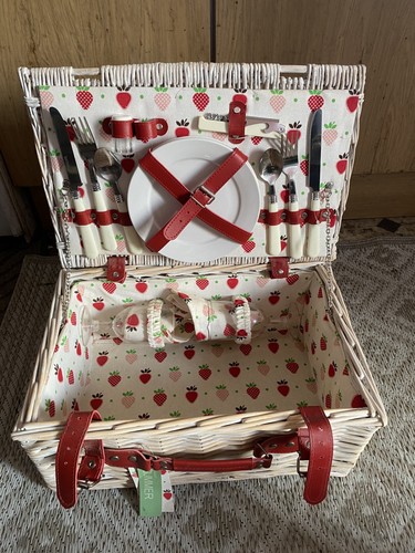 Lovely strawberry wicker - strawberry,