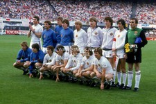 1982 EUROPEAN CUP TROPHY PHOTO PRINT ASTON VILLA SQUAD EUROPE UEFA