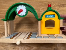 BRIO SPEAKING TRAIN STATION