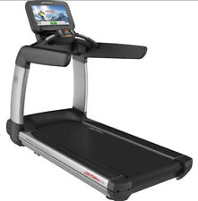 Life Fitness Platinum Club Series Treadmill – Discover SE Console – Excellent