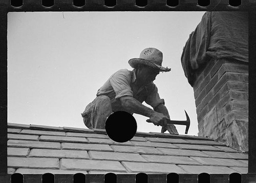 Photo 1930s roofer hammering - photo:1930s,