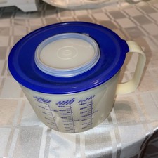 Tupperware mix n stor Pitcher
