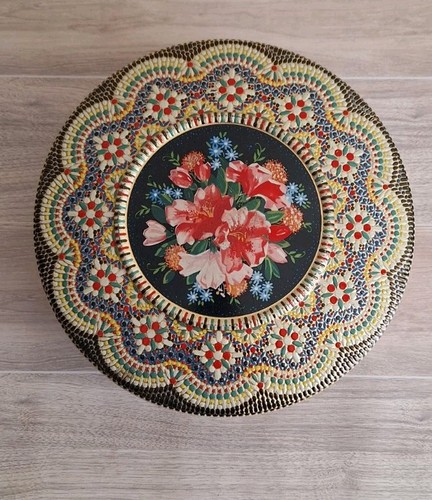 Vtg layered rare round tin - layered,
