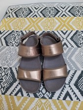 EUC Fitflop Lulu Two Band Leather Toning Sandals Size 7 EU 41 Bronze Metallic