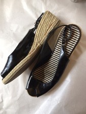 BLACK PATENT QUPID WEDGE