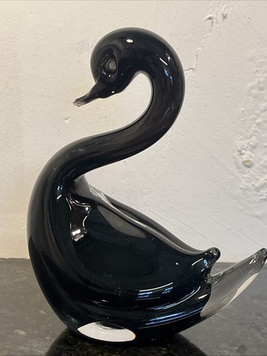 Black art glass swan - black,