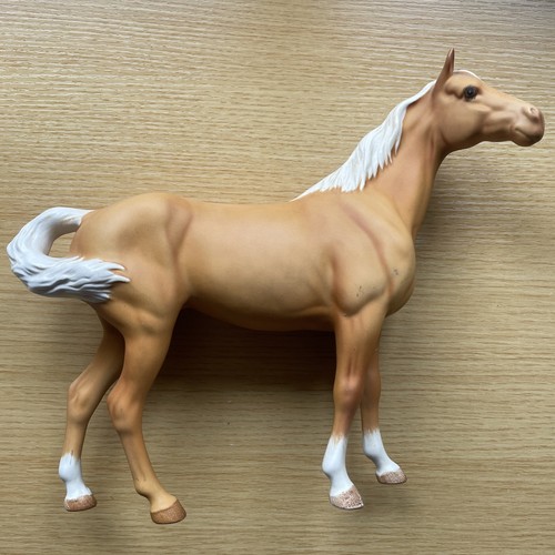 Beswick palomino horse matte - palomino,