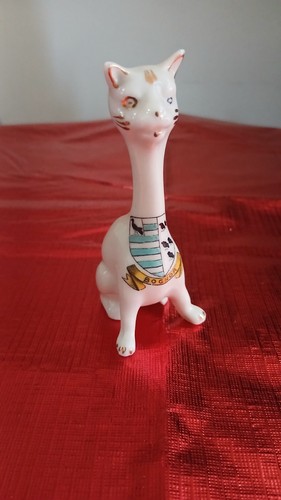 Crested china sitting long - crested,