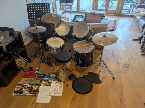 Full drum kit with - drum,