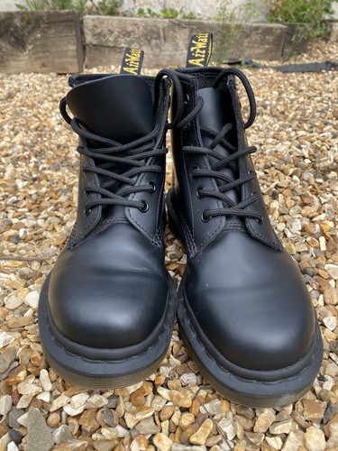 Black doc martens - black,
