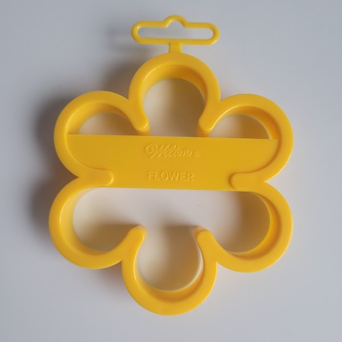 Wilton flower cookie - flower, cutter