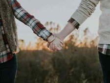 COUPLE HANDS LOVE TENDERNESS