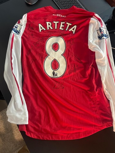 2011 signed arsenal squad - signed,