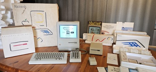 First apple macintosh 128k - 128k, in
