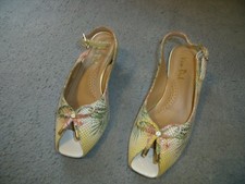 never worn! UNUSUAL VAN DAL  LADIES PEEP TOE SHOES/SANDALS SIZE 4D ON WEDGE