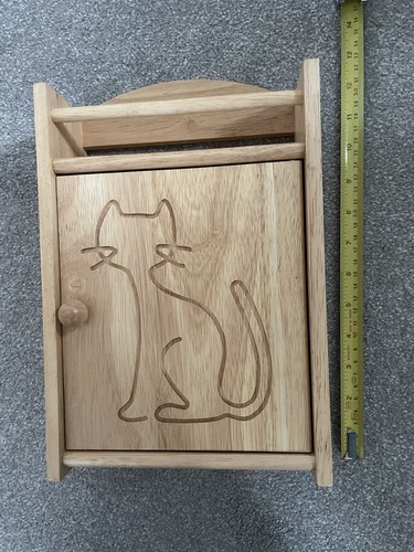 Wooden key cabinet with cat - key,