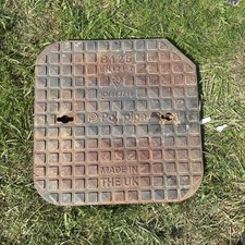 Polypipe Cast Iron Manhole Drain Cover & Frame 480mmsq Keyhole B125 12.5ton