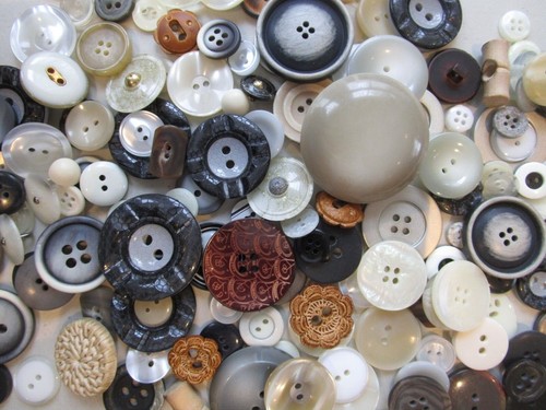 New bulk lot of buttons - -,