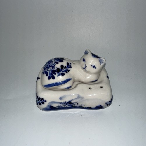 Delft cat pillow - delft, salt
