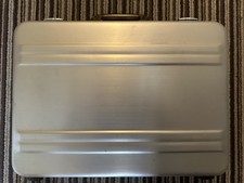 Zero Halliburton P4 Aluminum Attache Case, Gold. 45cm x 32cm x 9cm USED