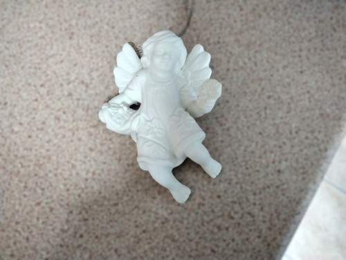 Cream chrub angel figurine - chrub/,