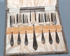 VINTAGE CASED SET SILVER PLATE
