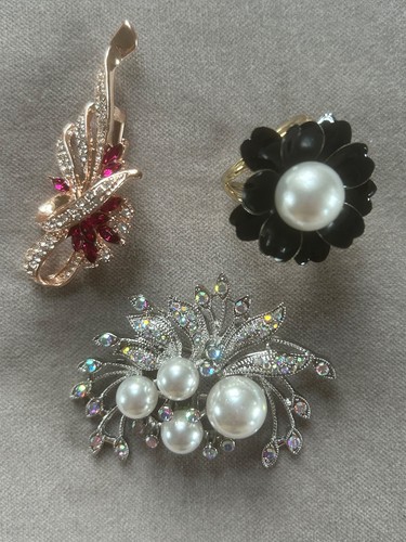Two brooches one scarf - brooches,