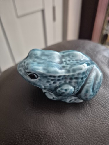 Poole pottery blue toad - poole,