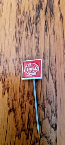 Vintage shell oil pin - , badge