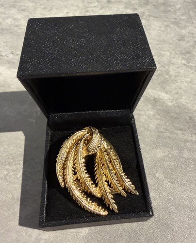 Vintage gold tone metal - gold,