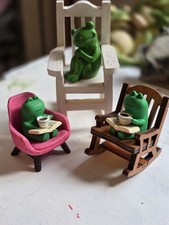 3 Frogs In Wooden Chair Rocking Drinking Coffee Reading Small Ornament Figures