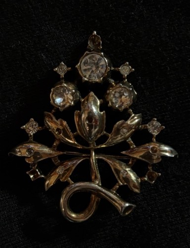 Trifari signed gold tone - trifari,