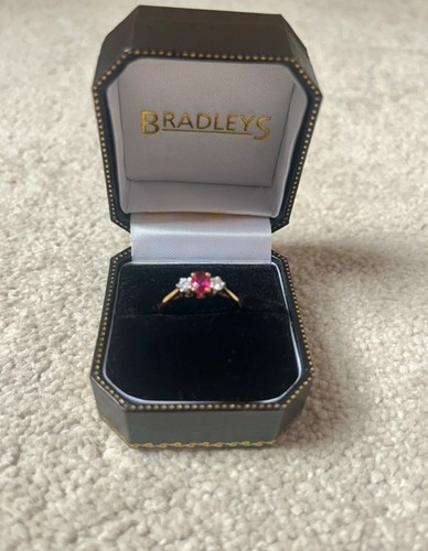 Ruby diamond ring 18ct - ruby,