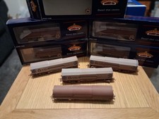 RAKE OF EIGHT 00 GAUGE DAPOL &