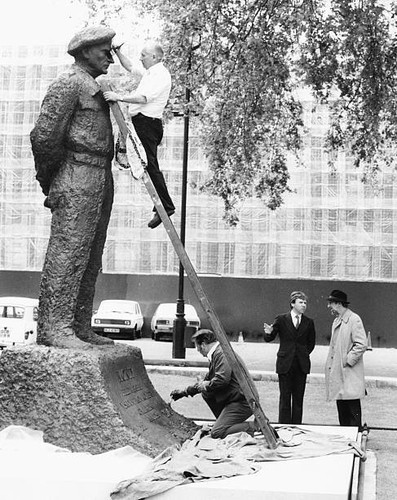 Sculptor oscar nemon - sculptor,