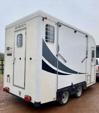 horse trailer with living- Show-Treka L carries two horses - ( up to 18hh) 