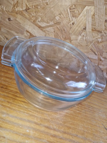 Pyrex glass round casserole