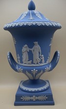 A WEDGWOOD JASPERWARE CAMPANA URN VASE. EXQUISITE. 