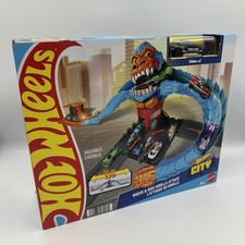 Hot Wheels City Toy Car Track Set, Gorilla Grapple Playset with 1:64 Scale Car