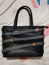 Brand New Moda Handbag Black Ridged Handle Zip Closure 2 Smaller Pockets