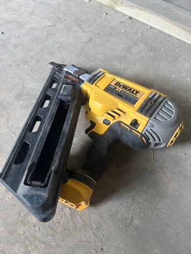 Nail gan dewalt 18v brushless - nail,