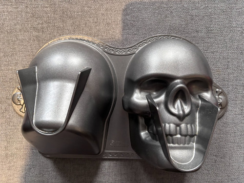 Wilton skull cake tin - cake, (solid