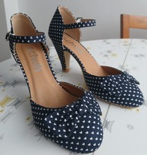 SCHUH SIZE 4 NAVY & WHITE