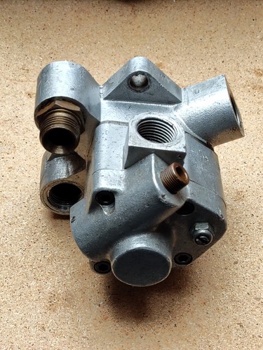 Port dry sump oil - dry,