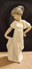 NAO BY LLADRO 'HOW PRETTY' PORCELAIN GIRL FIGURINE 1989