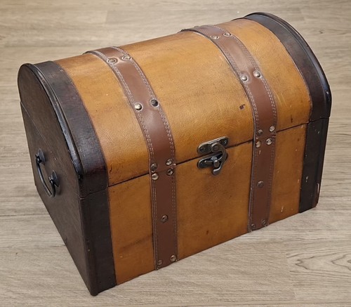 Wooden leather pirate treasure - wooden,