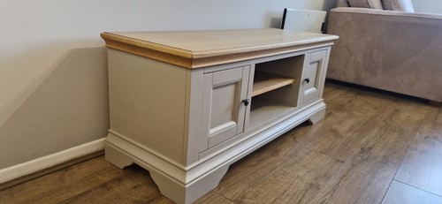 Cotswold inspired stand - inspired, tv