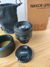 Nikon Nikkor Lens AF-S 85mm F 1.8G with lens caps, soft bag + original box